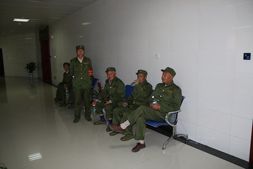 参观的老人们坐在展厅通道内的座椅上喝水、休息 参观的老人们坐在展厅通道内的座椅上喝水、休息