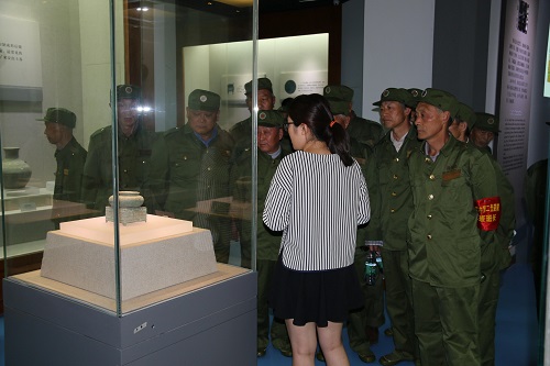 老人们在聆听馆讲解员讲解 老人们在聆听馆讲解员讲解