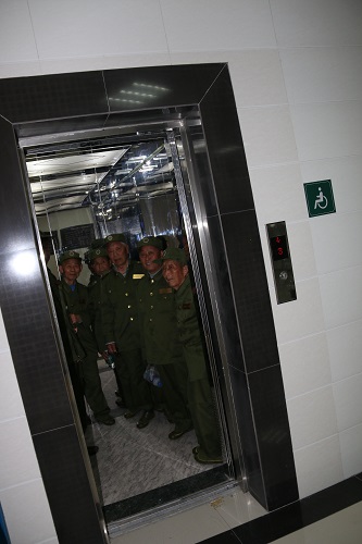 开辟绿色通道,方便行动不便的老人 开辟绿色通道,方便行动不便的老人